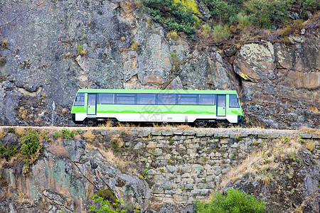 葡萄牙杜罗谷Tua附近的发动机教练旅行动车列车旅客运输外观火车交通工具柴油柴油机图片