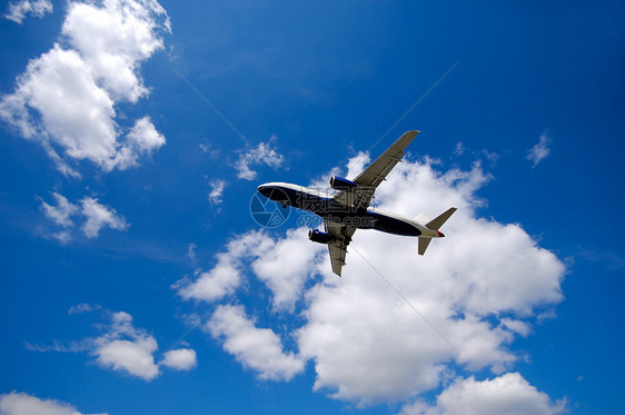 航空和云层运输金属旅行喷射交通翅膀土地天空客机天气图片