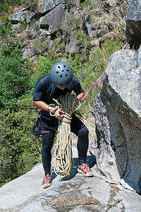 男人用绳索来排泄男士悬崖运动地形极限瀑布勇气保安假期边缘图片