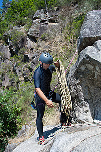 男人用绳索来排泄冒险峡谷男士悬崖假期保安行动系统极限边缘图片