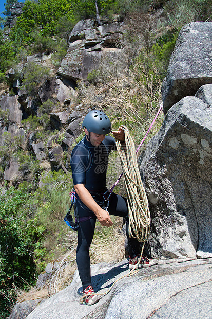 男人用绳索来排泄冒险峡谷男士悬崖假期保安行动系统极限边缘图片