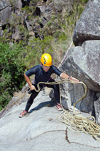 男人用绳索来排泄登山男士峡谷勇气悬崖头盔假期保安边缘瀑布图片