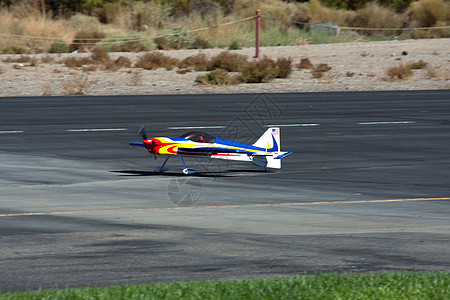 RC 飞机翅膀飞行员飞机场绿色场地渠道乐趣空气控制遥控图片