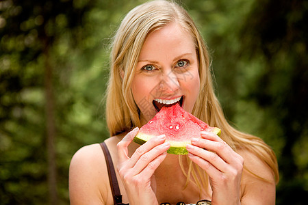 妇女食用西瓜图片