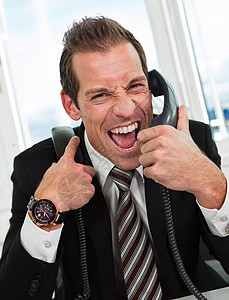 紧张的商务人士在电话里大喊大叫商务挫折工作烦恼男性讲话老板解雇同事讨论图片