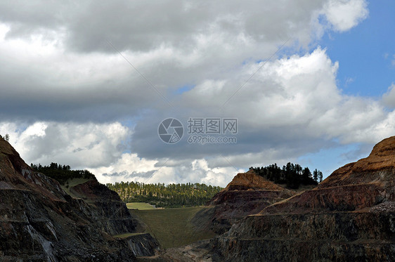 重建家园的矿山本垒矿业图片