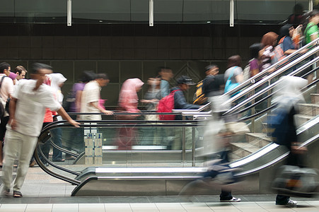 地铁现场平台城市运输男人人群运动楼梯过境火车管子图片