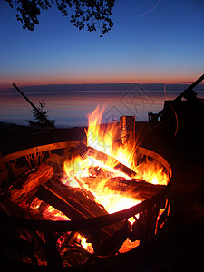 高级湖湖海滩营火烧伤日落半岛场景日志火焰旅行风景海岸线支撑图片