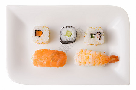 五寿司卷在盘子上图片