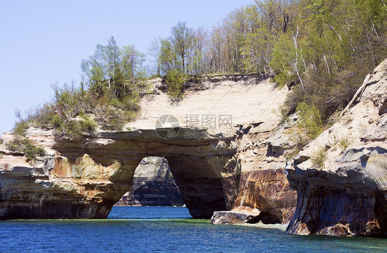 国家湖岸地区图画岩礁中的拱门国家岩石砂岩湖岸荒野蓝色风景支撑公园半岛图片