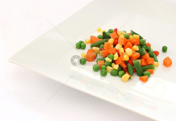 盘盘上煮菜混合营养维生素胡椒混合物白色健康玉米蔬菜绿色红色图片