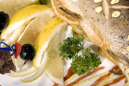 烤鱼柠檬蔬菜香菜海鲜盘子沙拉菜单美食奢华晚餐图片