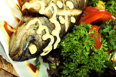 烤鱼奢华海鲜沙拉晚餐菜单盘子享受辣椒蔬菜美食图片