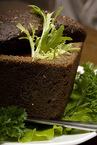 褐面包美食勺子香菜菜单粉状午餐奢华盘子餐厅绿色图片