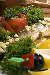 烤鱼晚餐香菜沙拉享受餐厅烹饪柠檬奢华美食蔬菜图片
