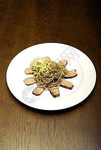 饭和意大利面蔬菜享受白色绿色烹饪猪肉牛肉餐厅芝麻晚餐图片