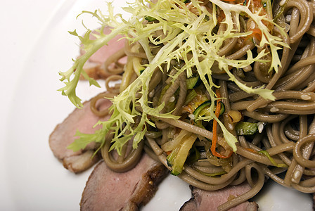 饭和意大利面绿色牛肉沙拉晚餐享受餐厅烹饪油炸蔬菜美食图片