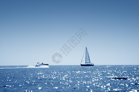 帆船爱好闲暇海浪游客假期运动太阳旅行地平线游艇图片