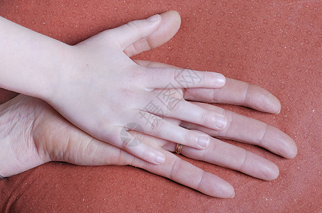 携手相爱的情家庭标志白色手指女儿成人女孩生活孩子童年母亲母性图片
