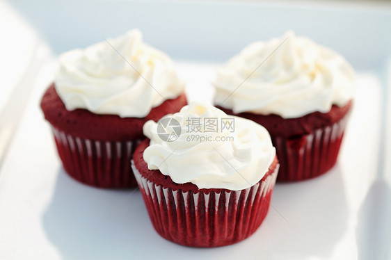 红色天鹅绒蛋糕甜点选择性白色盘子奶油漩涡拼盘香草焦点糖霜图片