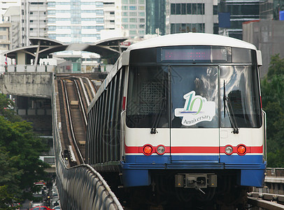 泰国曼谷高架铁路Skytrain火车平台运输城市车辆民众车站图片