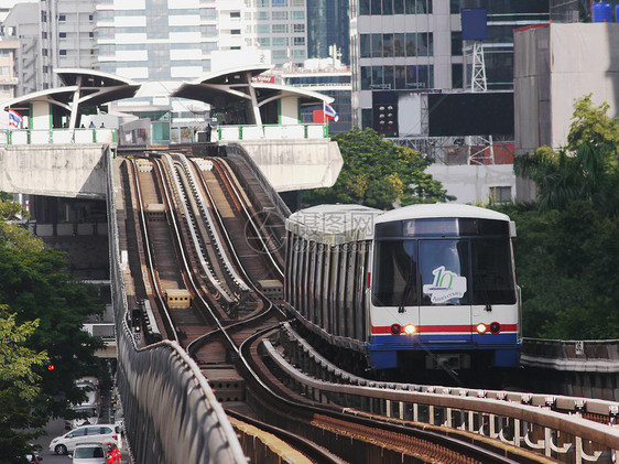 泰国曼谷高架铁路Skytrain平台车站运输城市火车民众车辆图片