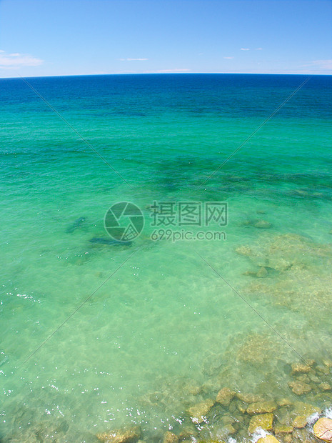 绿宝石水背景湖岸水晶活力液体国家岩石蓝色绿色图片