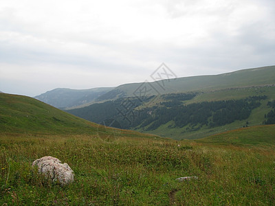 山山脉青菜旅行天空风景岩石路线斜坡植物山丘轨道图片