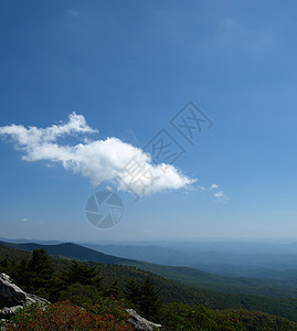 低云天空远足首脑顶峰岩石风景树木图片