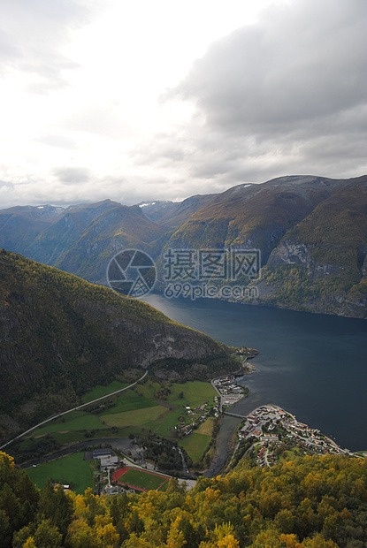 挪威峡湾村庄山脉图片