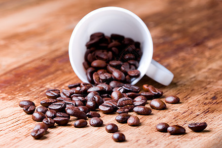 有咖啡豆的茶杯咖啡店兴奋剂种子陶瓷制品美食味道木头杯子豆子图片