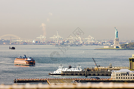 上纽约湾和自由女神像 美国纽约市海湾水路渡船船舶渡轮旅行水手纪念碑港口交通工具图片