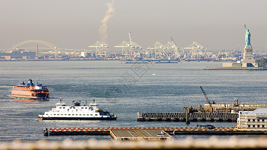 上纽约湾和自由女神像 美国纽约市水运船舶血管水手雕塑渡轮自由船只海湾水路图片