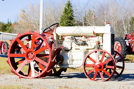 美国缅因州琼斯博罗附近的旧拖拉机机械农业机械汽车乡村国家农业农村农具外观机器图片