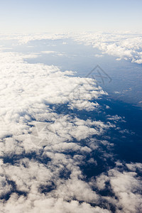 从平面看云层航班鸟瞰图外观天空白色背景蓝色图片