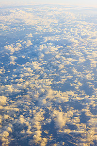 从平面看云层外观航班背景白色蓝色鸟瞰图天空图片