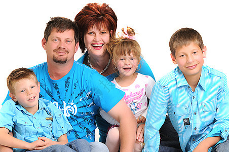 一个快乐的年轻家庭 和孩子的肖像图片
