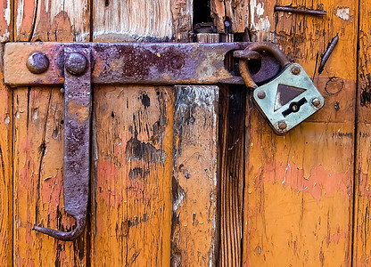 旧门锁着房子出口挂锁安全入口木头涂层指甲建筑学钥匙图片