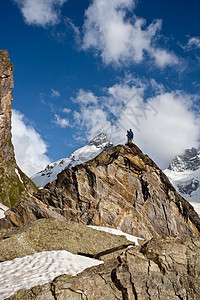 山顶上的小数字蓝色自然假期天空男人荒野解决方案旅游岩石冰川图片