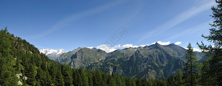 阿尔卑斯山全景建筑学蓝色天空地标爬坡天际教会假期景观城市图片