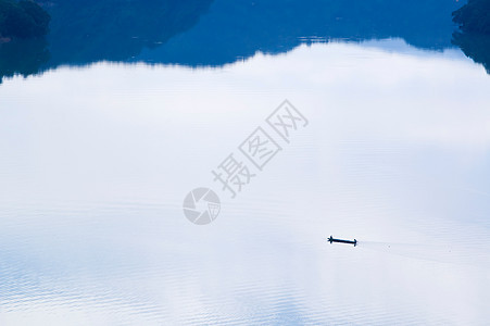 清晨在湖边的渔民图片