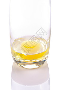 玻璃杯上含黄蛋的新鲜鸡蛋橙子玻璃杯子饮食蛋壳食物宏观营养美食图片
