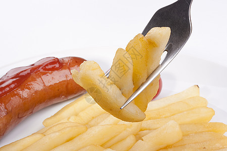叉子上炸薯条黄色小吃香肠白色装箱工具油炸液体红色盘子图片