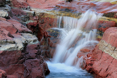 瀑布和红岩-沃特顿湖国家公园图片
