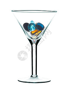 装有彩色玻璃石的马提尼杯玻璃酒杯蓝色宝石珠宝岩石石头白色图片