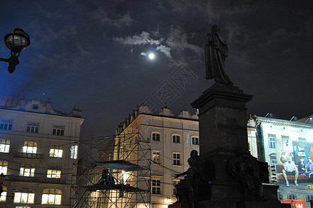 晚上在克拉科夫的市场广场纸巾正方形大教堂历史住宅皇家城堡图片
