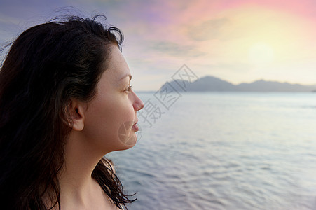 在海滨和美丽的日落上 迷人的女人图片
