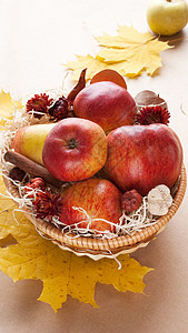 维基篮子中的苹果绿色蜜饯花园红色柳条白色营养团体季节性食物图片