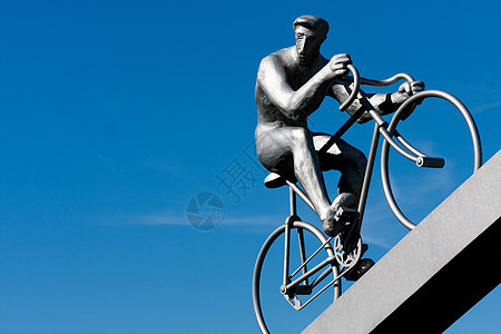 骑自行车者攀爬图片