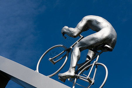在山坡上骑自行车传奇雕塑齿轮蓝色车轮跑步速度跑步者团队运动图片